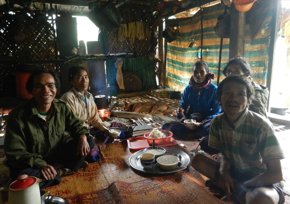 Bữa cơm tại nhà ông Hồ Văn Tiến (bìa trái ảnh) vào năm 2012. Ảnh: Hưng Thơ.