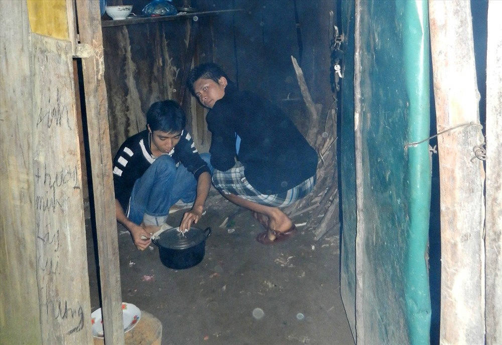 Thầy giáo Thành (phải ảnh) chuẩn bị bữa ăn khi vào điểm trường Cuôi. Ảnh: Minh Hiển (chụp năm 2012).