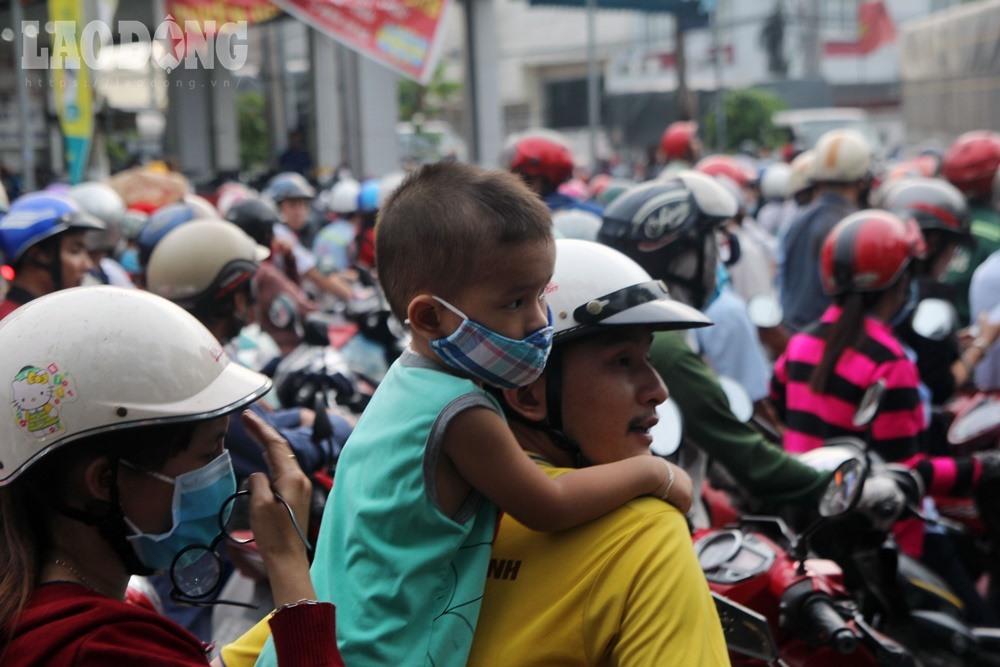 Từ 17h chiều 23.6, hàng trăm phương tiện giao thông xếp hàng dài vì tình trạng kẹt xe khi lưu thông qua khu vực vòng xoay này. Tình trạng kẹt xe ở đây kéo dài hàng cây số. Nhiều tài xế phải tắt máy, rời bỏ xe đi mua nước uống vì không thể nào di chuyển nổi qua khu vực này.