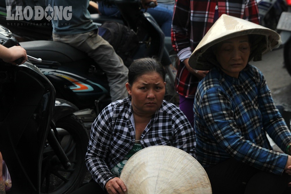 Những gương mặt mệt mỏi khi cung đường này kẹt xe nhiều giờ đồng hồ.
