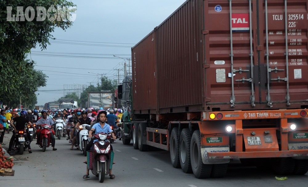 Tình trạng kẹt xe được coi là “cơm bữa” ở vòng xoay An Phú.