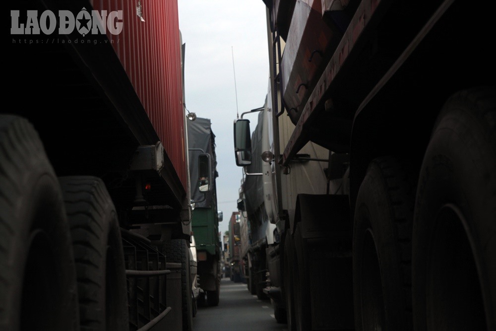 Dàn container nối đuôi nhau, không thể di chuyển được.