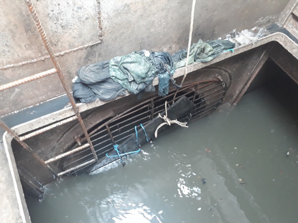 Cty Quang Trung cho rằng không tự nhiên mà miếng ván này lại chắn ngang miệng thu nước của máy bơm trong trận mưa ngày 1.6 vừa qua. Ảnh: T.S