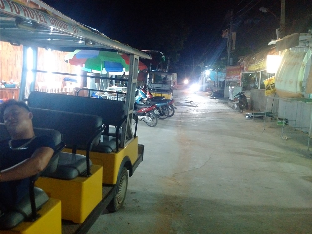 Lượng khách giảm khá mạnh sau sự cố điện lưới dù người dân khẳng định vẫn đảm bảo điều kiện sinh hoạt bình thường cho du khách. Ảnh: Nguyễn Hùng