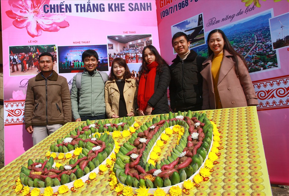 Sau nửa thế kỷ hòa bình, các thế hệ người trẻ có quê gốc từ đồng bằng lên Khe Sanh lập nghiệp được sinh ra. Họ được nuôi lớn từ củ sắn, củ khoai và bây giờ không ai khác ngoài họ sẽ tham gia “chiến trường khác“. Ảnh: Hoàng Hùng. 