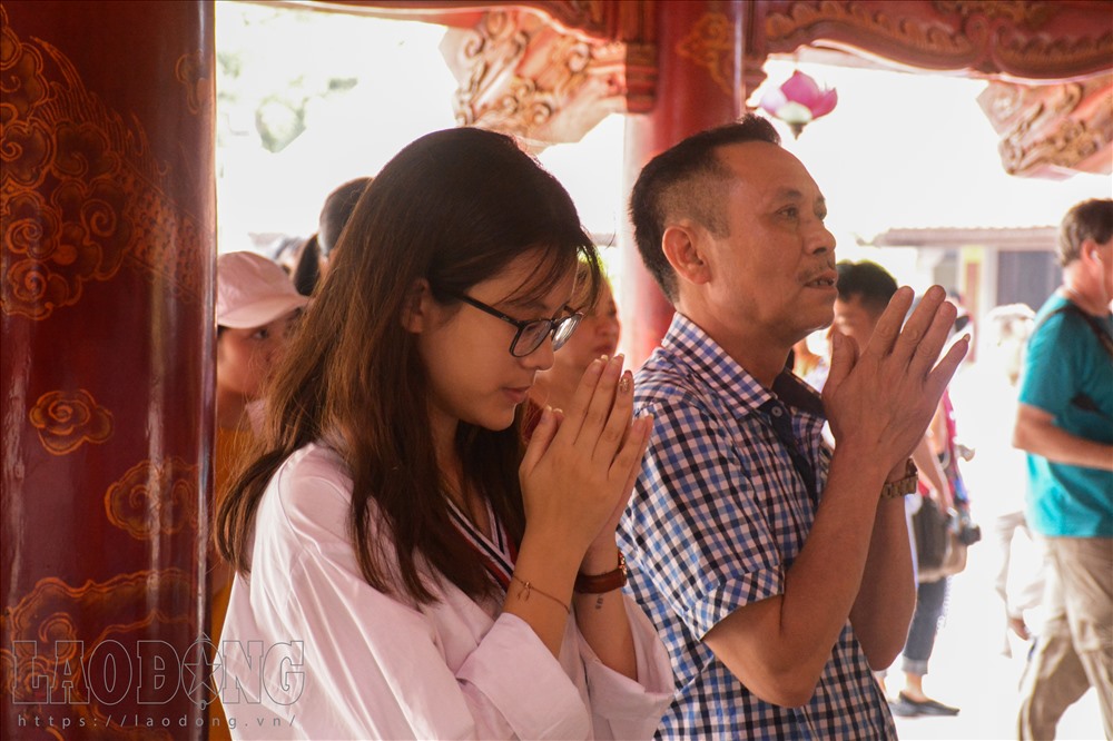Bất chấp thời tiết nắng nóng, hàng trăm sĩ tử đã tìm đến Văn Miếu Quốc Tử Giám với hy vọng có được một chút may mắn để đạt kết quả tốt.