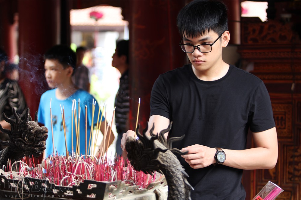 “Trong thời gian qua em đã ôn rất nhiều, đến thời điểm hiện tại có ôn em cũng không vào đầu nên em quyết định đến đây cầu may. Trước là để cầu cho bản thân mình, sau cũng là để cầu cho bạn bè nữa. Chúc cho các bạn “2K/” ngày mai đi thi có tâm thế tốt, bình tĩnh và thành công” – Nguyễn Hạnh Dương (Cầu Giấy – Hà Nội) chia sẻ.