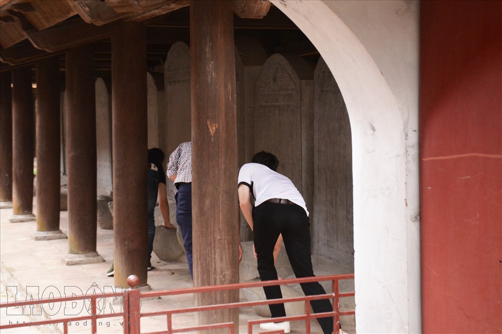 Dù có biển cấm, nhiều người vẫn cố tình vượt hàng rào để vào sờ đầu rùa.
