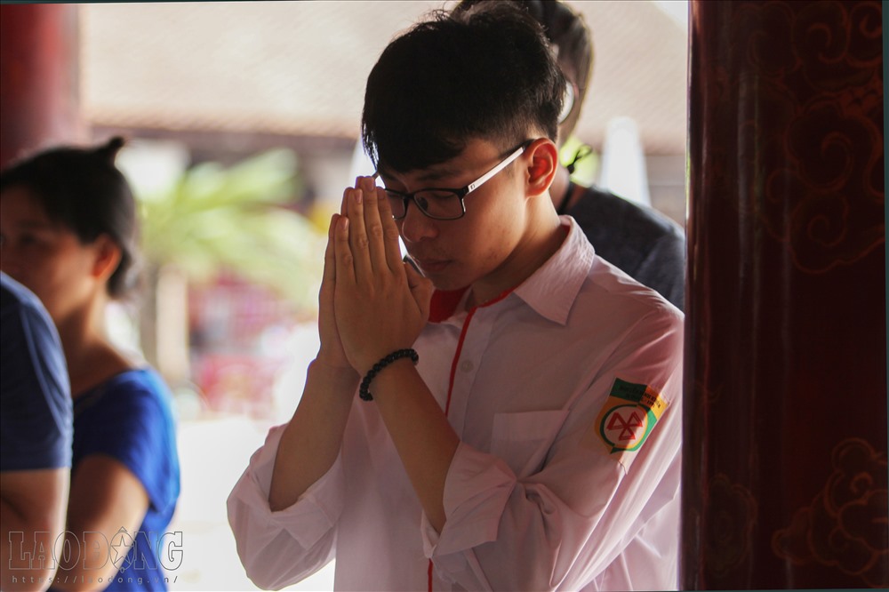 Đưa con đến Văn Miếu cầu may, phụ huynh Nguyễn Hồng Vân chia sẻ: “Tôi muốn đưa con đến đây để giải tỏa tâm lý, bớt căng thẳng sau khoảng thời gian ôn tập để ngày mai bước vào cuộc thi thật thoải mái, đạt kết quả tốt. Quan trọng nhất vẫn là quá trình học tập trong hơn 12 năm học chứ không phải đến cầu cúng là đỗ”.