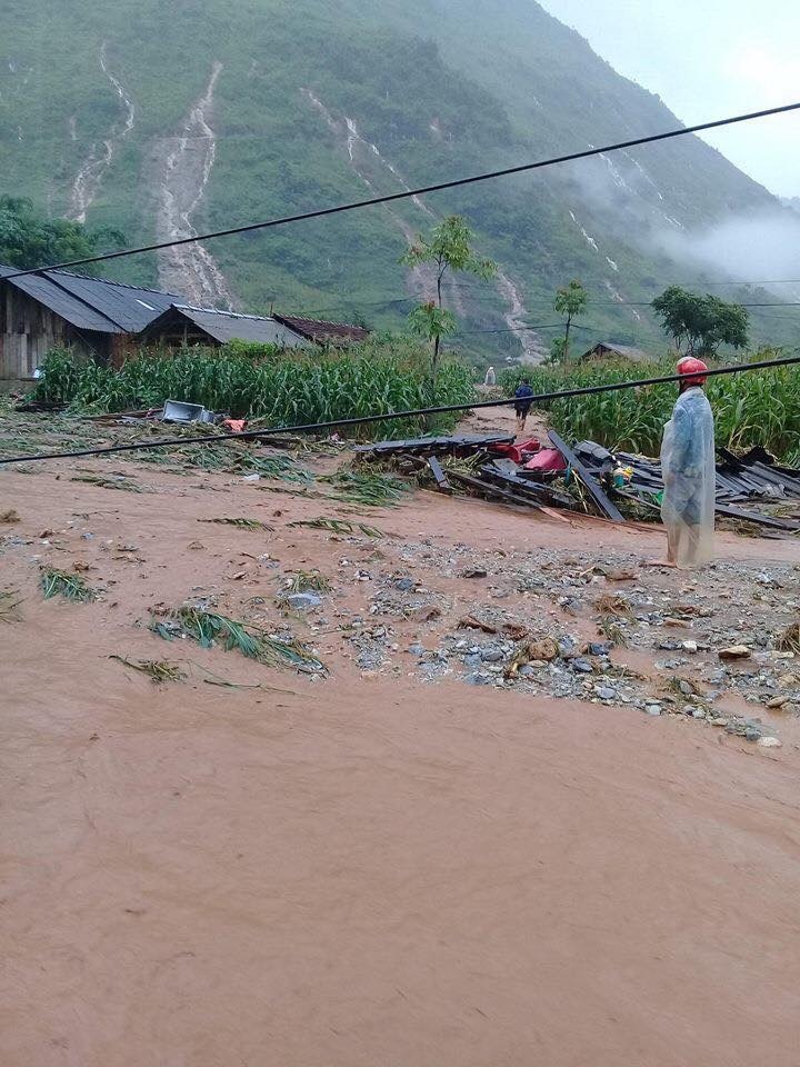 Một ngôi nhà gỗ bị đổ sập trước mưa lũ.