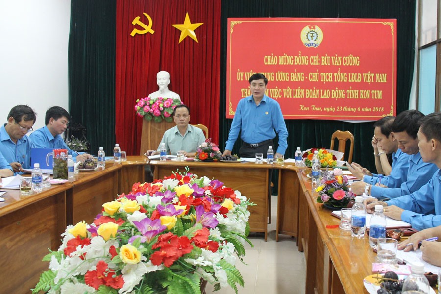 Chủ tịch Tổng LĐLĐVN Bùi Văn Cường làm việc với Ban chấp hành LĐLĐ tỉnh Kon Tum. Ảnh: PV