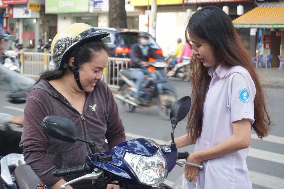 Phụ huynh và thí sinh “chạy đua” với thời gian trong môn thi đầu tiên