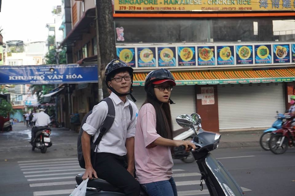 Phụ huynh và thí sinh “chạy đua” với thời gian trong môn thi đầu tiên