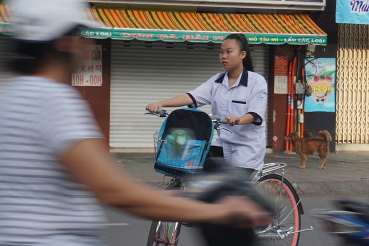 Phụ huynh và thí sinh “chạy đua” với thời gian trong môn thi đầu tiên
