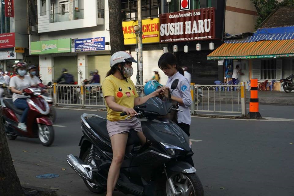 Phụ huynh và thí sinh “chạy đua” với thời gian trong môn thi đầu tiên