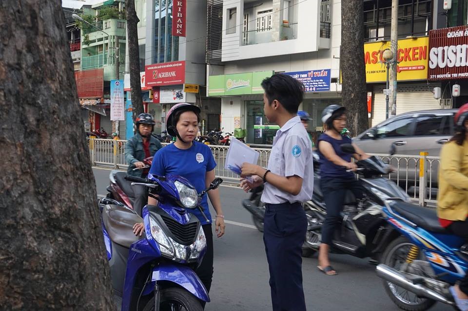 Phụ huynh và thí sinh “chạy đua” với thời gian trong môn thi đầu tiên