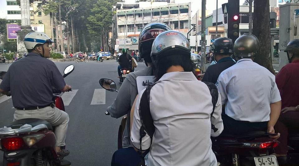 Phụ huynh và thí sinh “chạy đua” với thời gian trong môn thi đầu tiên