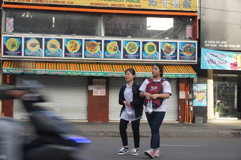 Phụ huynh và thí sinh “chạy đua” với thời gian trong môn thi đầu tiên