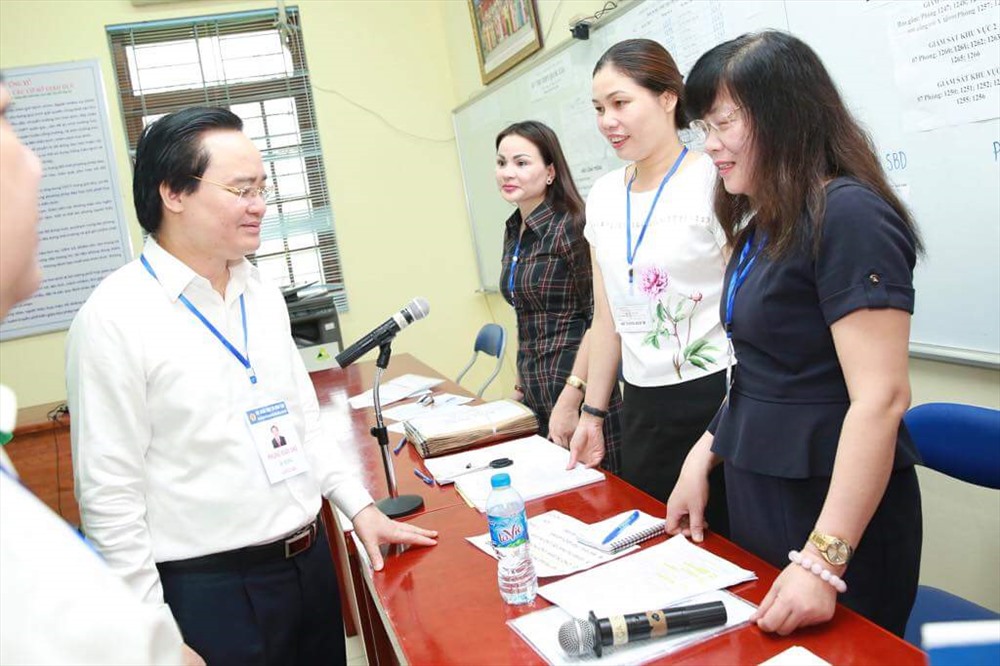 Bộ trưởng kiểm tra công tác triển khai thi và động viên các cán bộ.