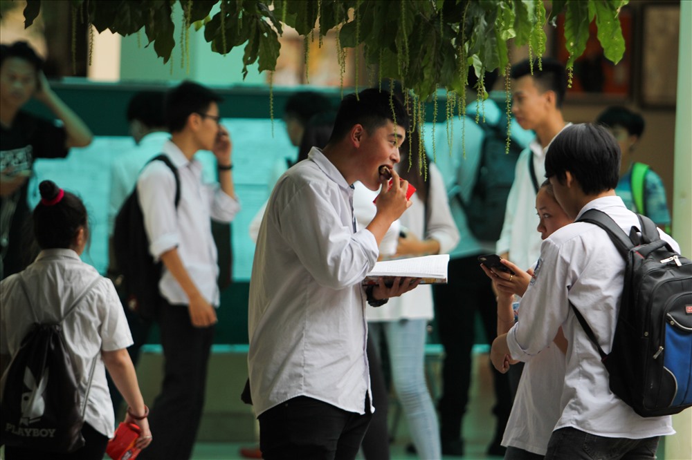 Nhieuf em tranh thủ ăn bữa sáng lấy sức cho ngày thi căng thẳng, mệt mỏi.