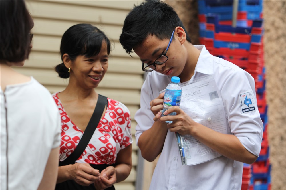 Để mang nước vào phòng thi, sau khi mua nước, các thí sinh bóc vỏ chai để không vi phạm quy chế thi.