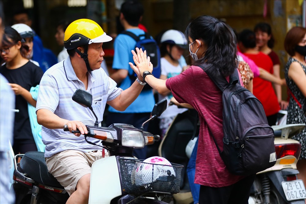 ái đập tay chúc con có một kỳ thi thành công.