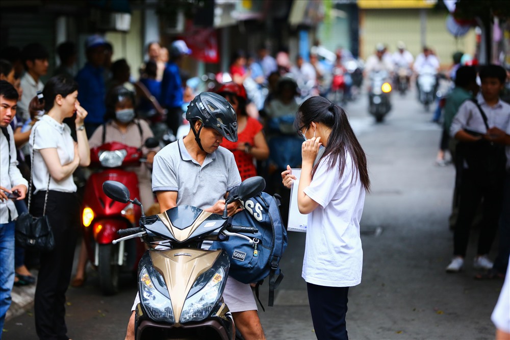 Kiểm tra lại giáy tờ, dụng cụ học tập.