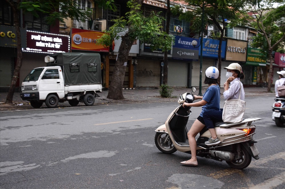 Lo lắng tắc đường, nhiều người đưa con đến điểm thi từ 5h30.