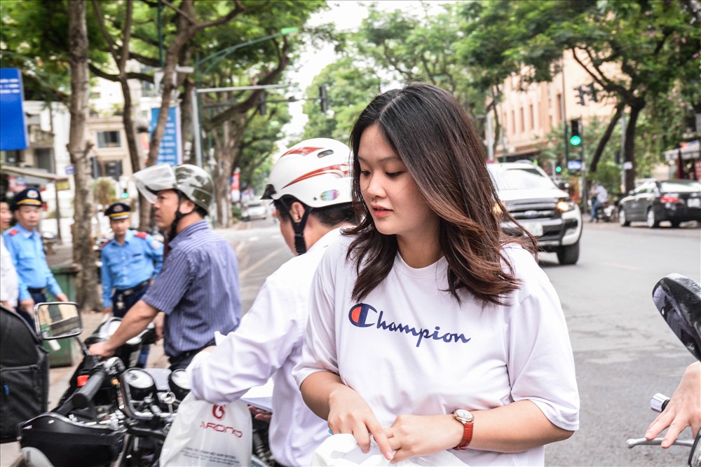 Dù đã được phổ biến thời gian, quy chế thi vào ngày 24.6 nhưng nhiều thí sinh vẫn đến muộn vì không nắm rõ thời gian.
