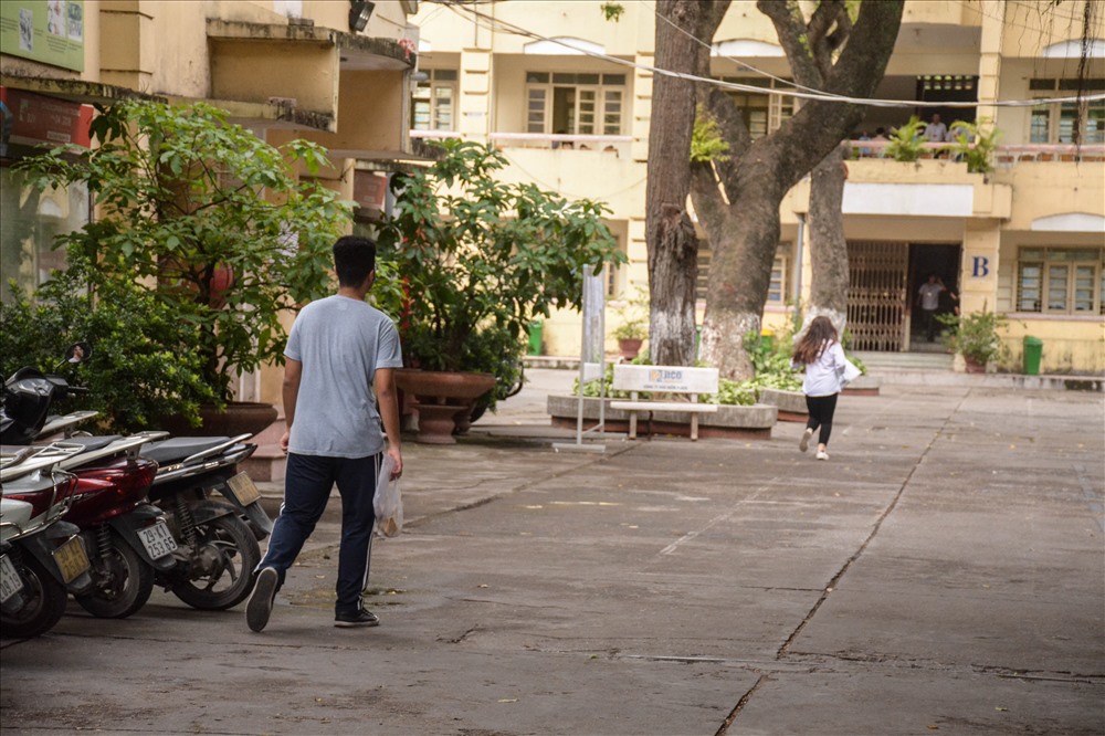 Túi bánh còn chưa kịp ăn.