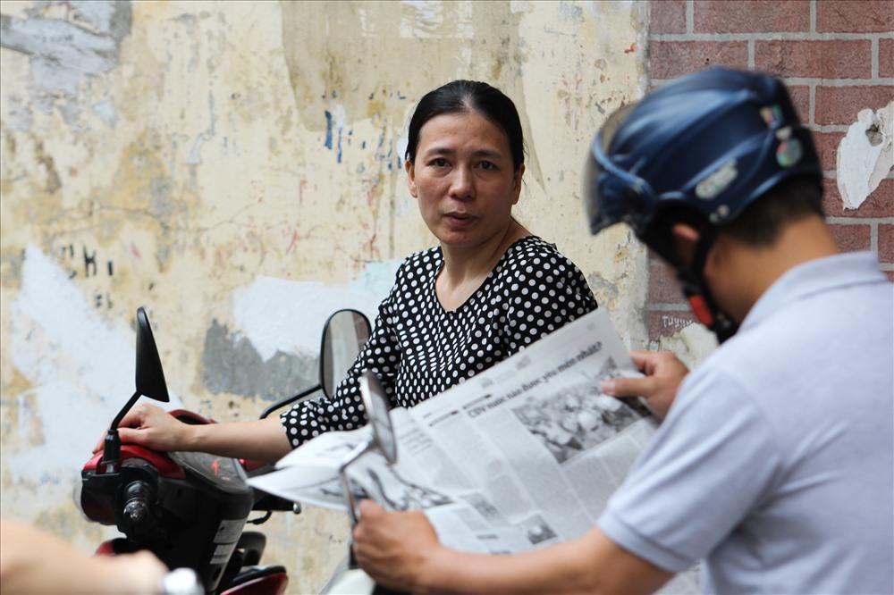 Trong lúc chờ con thi, nhiều phụ huynh mang báo ra đọc, số còn lại nhìn chăm chú vào điểm thi, vẻ mặt lo lắng