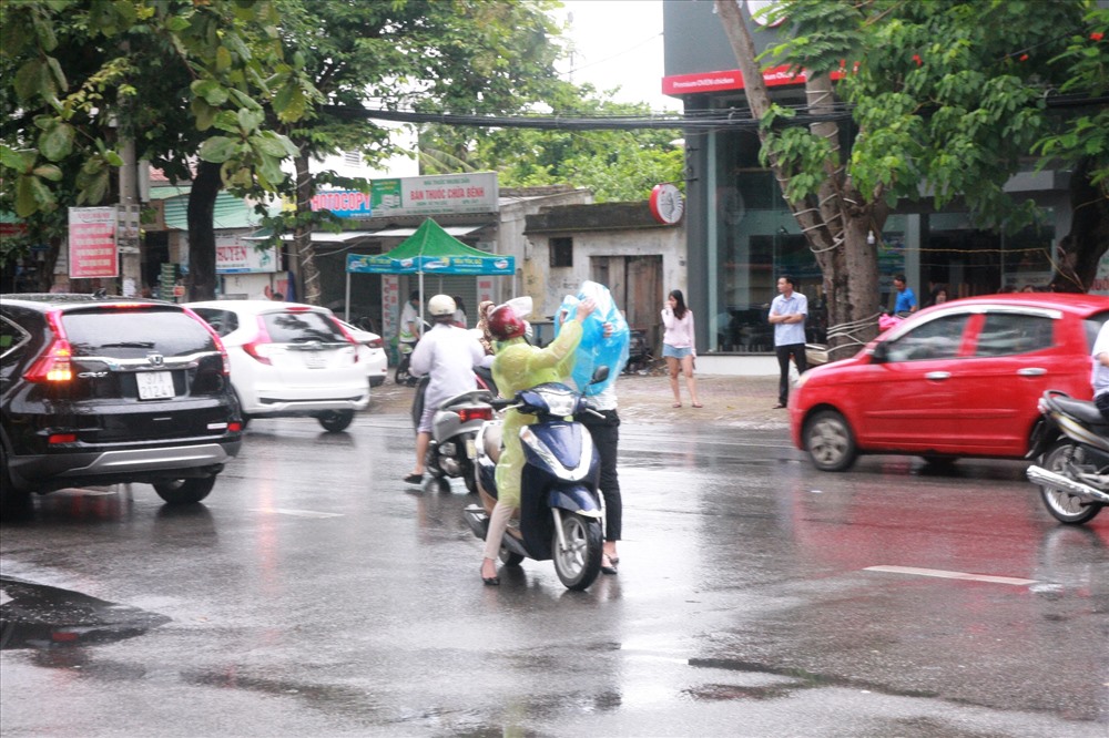 Một thí sinh do trời mưa nên đã đến địa điểm thi trong vội vàng. Ảnh: HQ