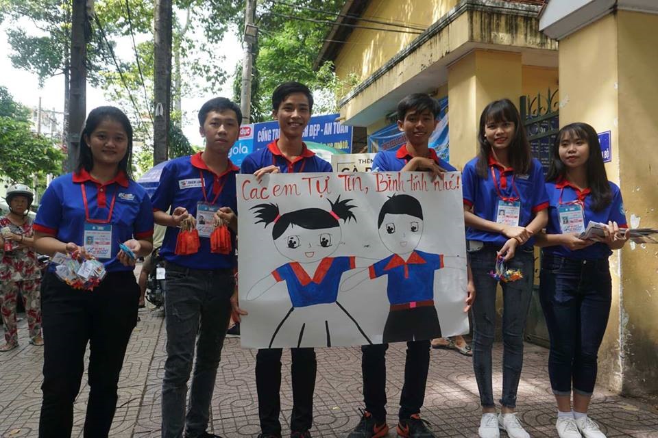 Đủ cách tiếp sức các thí sinh