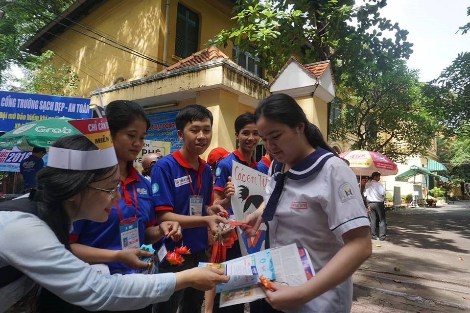Đủ cách tiếp sức các thí sinh