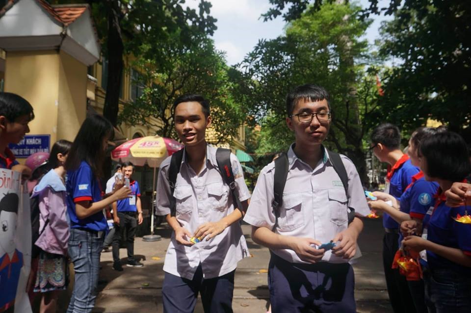 Đủ cách tiếp sức các thí sinh