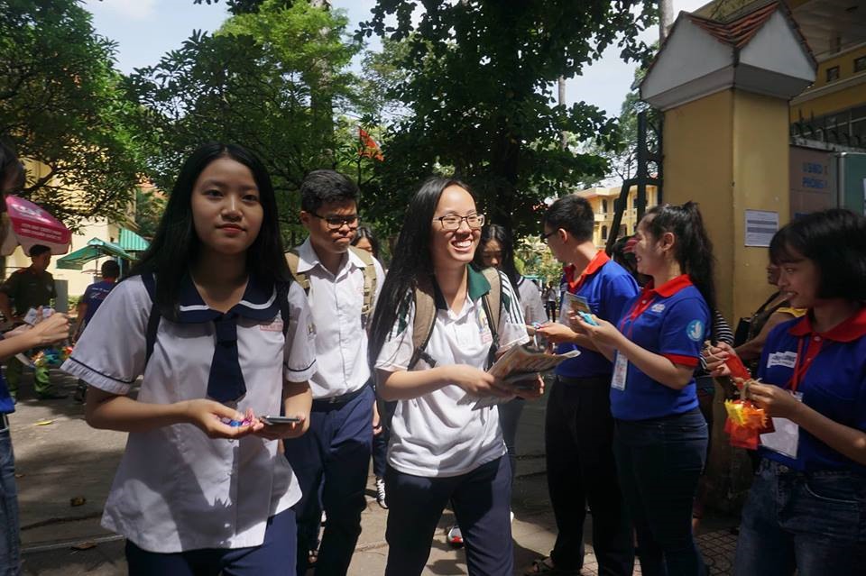 Đủ cách tiếp sức các thí sinh
