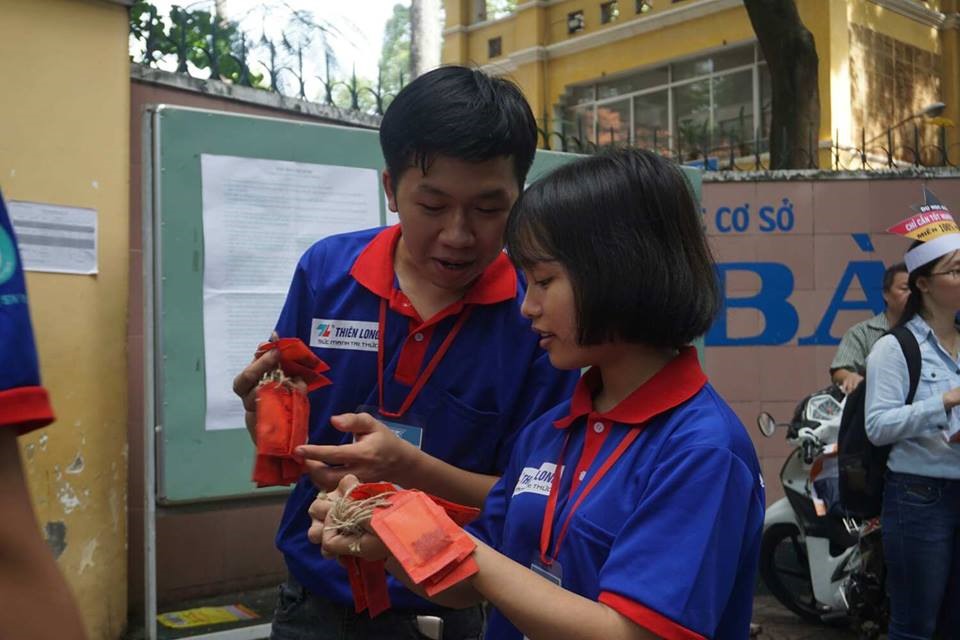 Đủ cách tiếp sức các thí sinh