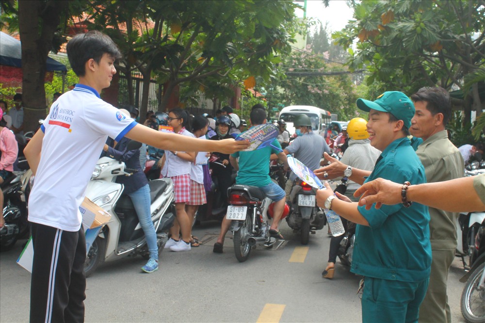 Đủ cách tiếp sức các thí sinh