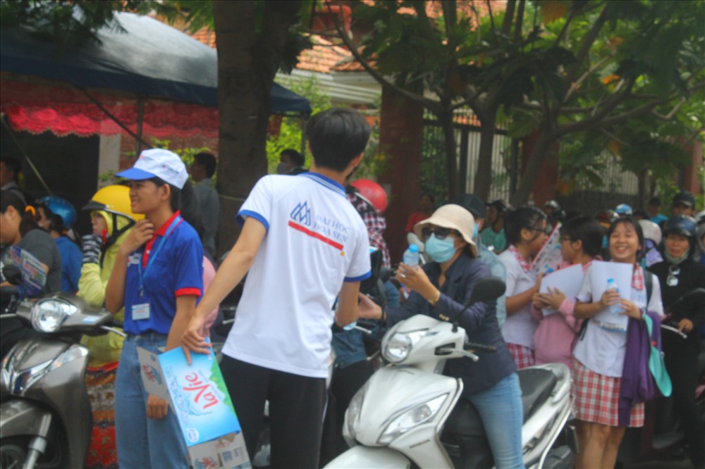 Đủ cách tiếp sức các thí sinh