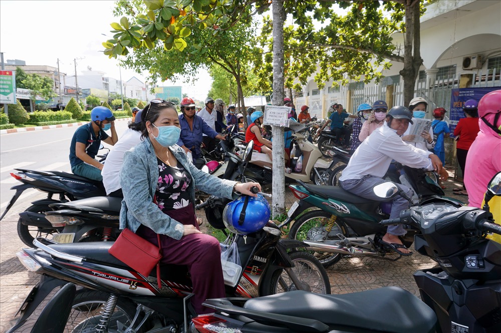 Phụ huynh ngóng chờ (ảnh Nhật Hồ)
