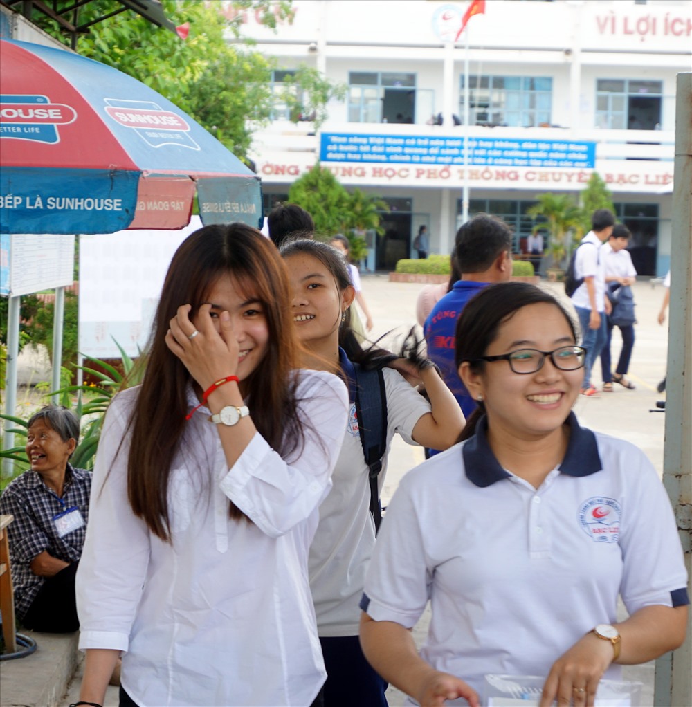 Nụ cười sau khi làm xong môn thi thứ nhất (ảnh Nhật Hồ)