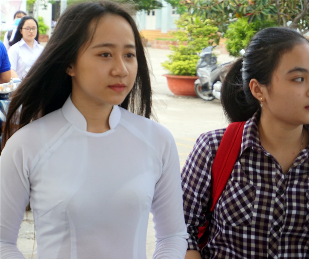 Rạng ngời sau khi thi môn Ngữ văn (ảnh Nhật Hồ)