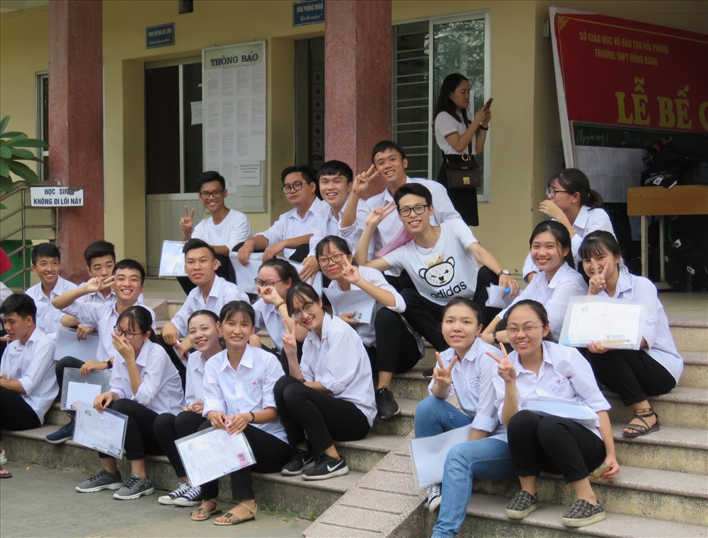 Các thí sinh tại điểm thi THPT Hồng Bàng trước giờ thi. Ảnh: CTV