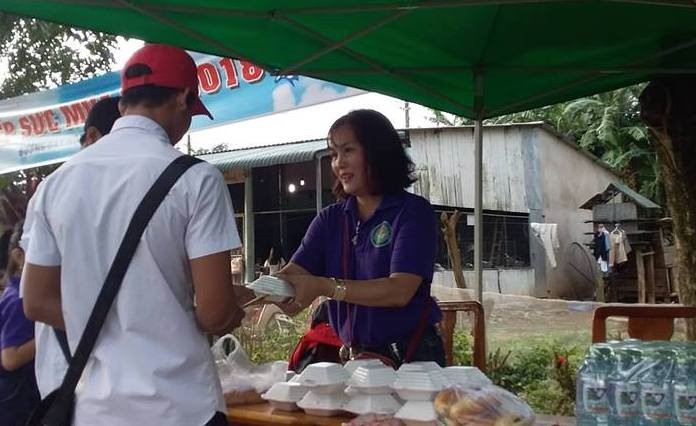 Suất ăn sáng và bút bi, bút chì, nước được hỗ trợ cho thí sinh vào đầu giờ thi. Ảnh: PN.