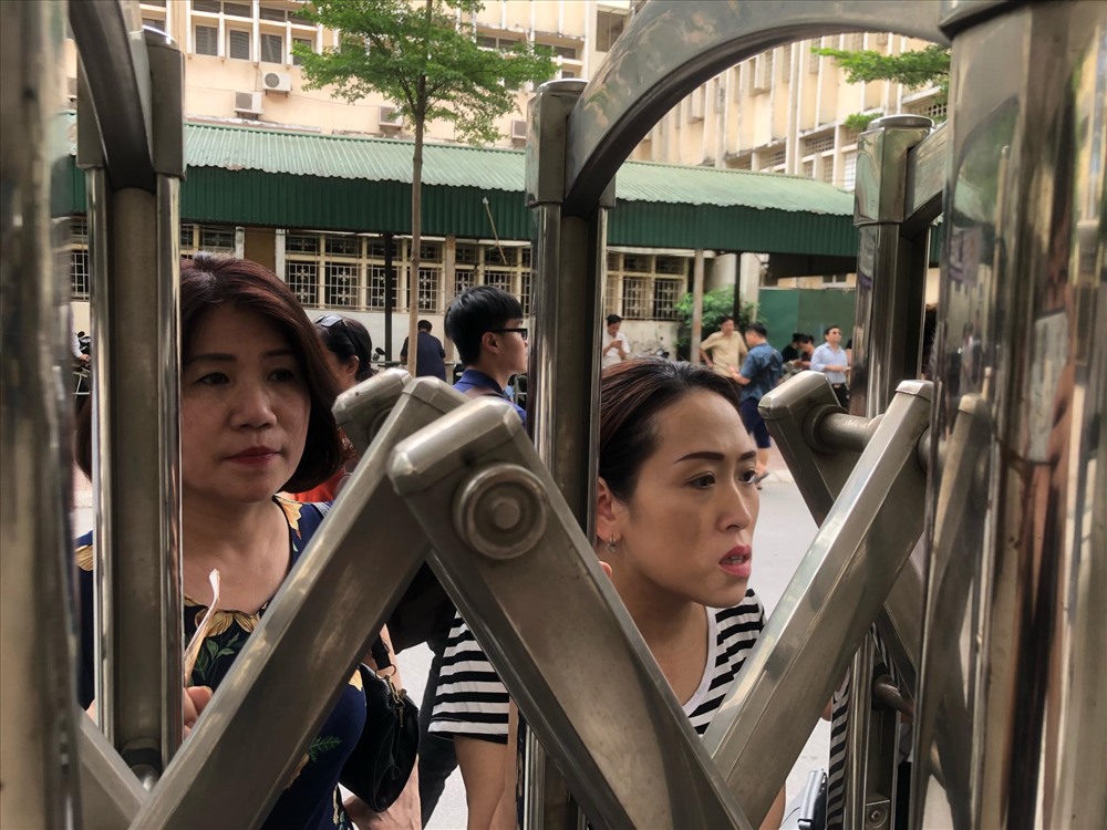 “Cố gắng con nhé! - lời nhắn nhủ vang vọng từ ngoài cảnh cổng “khốc liệt” vào phòng thi.
