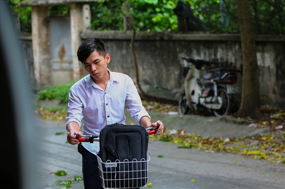 Đội cả mưa, đội cả hy vọng đến trường. Ảnh: Sơn Tùng