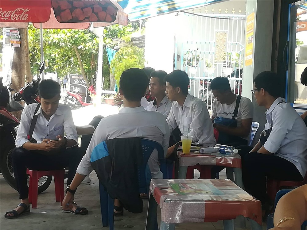 Nhiều thí sinh chủ động trong việc di chuyển đã chọn cách ngồi trà đá, chém gió trước khi thi. Ảnh: Thuỳ Trang.