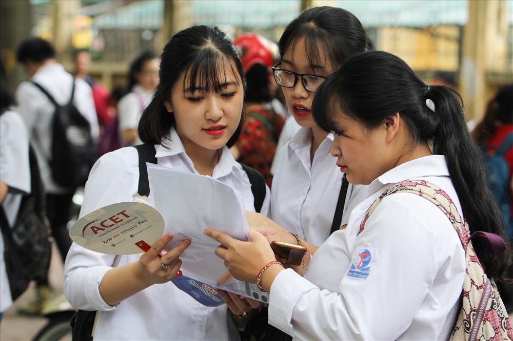 Sĩ tử tranh thủ cùng nhau ôn lại bài tại điểm trường THPT Phan Đình Phùng. (Ảnh :Tô Thế)