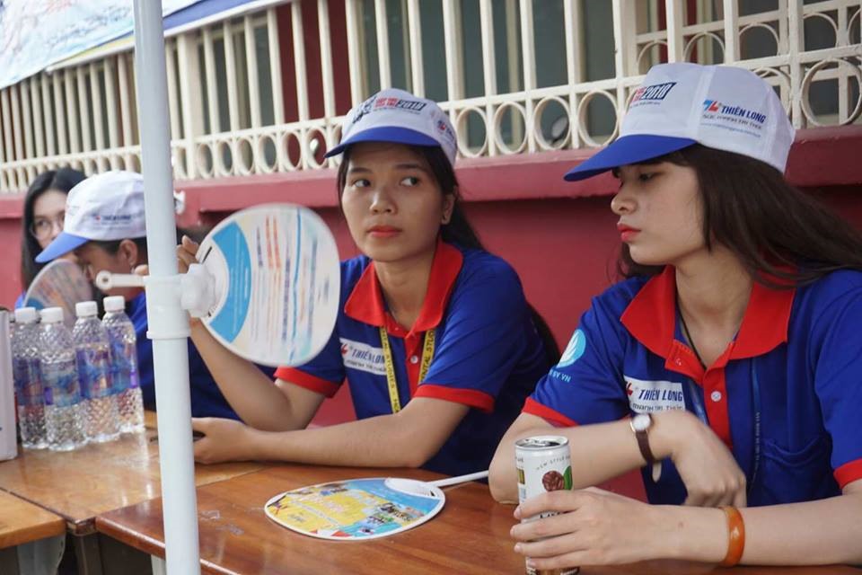 Hình ảnh phụ huynh, bạn sinh viên tự nguyện tìm nơi mát mẻ để trốn nắng
