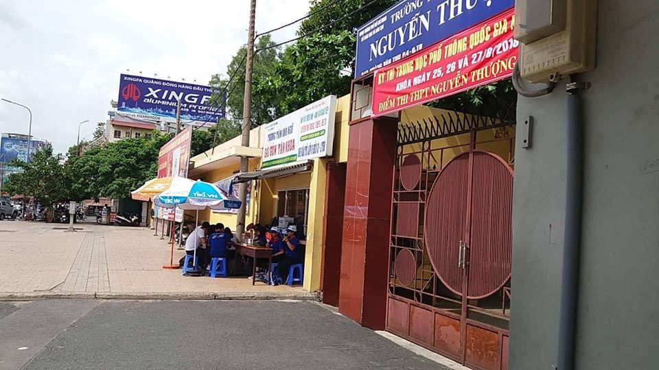 Hình ảnh phụ huynh, bạn sinh viên tự nguyện tìm nơi mát mẻ để trốn nắng